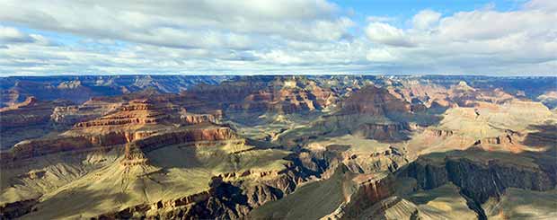 Una bellissima vista del Grand Canyon meridionale con luce perfetta ed ombre di nuvole.