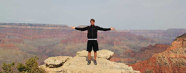 Un uomo che si gode il tour sul Grand Canyon meridionale.